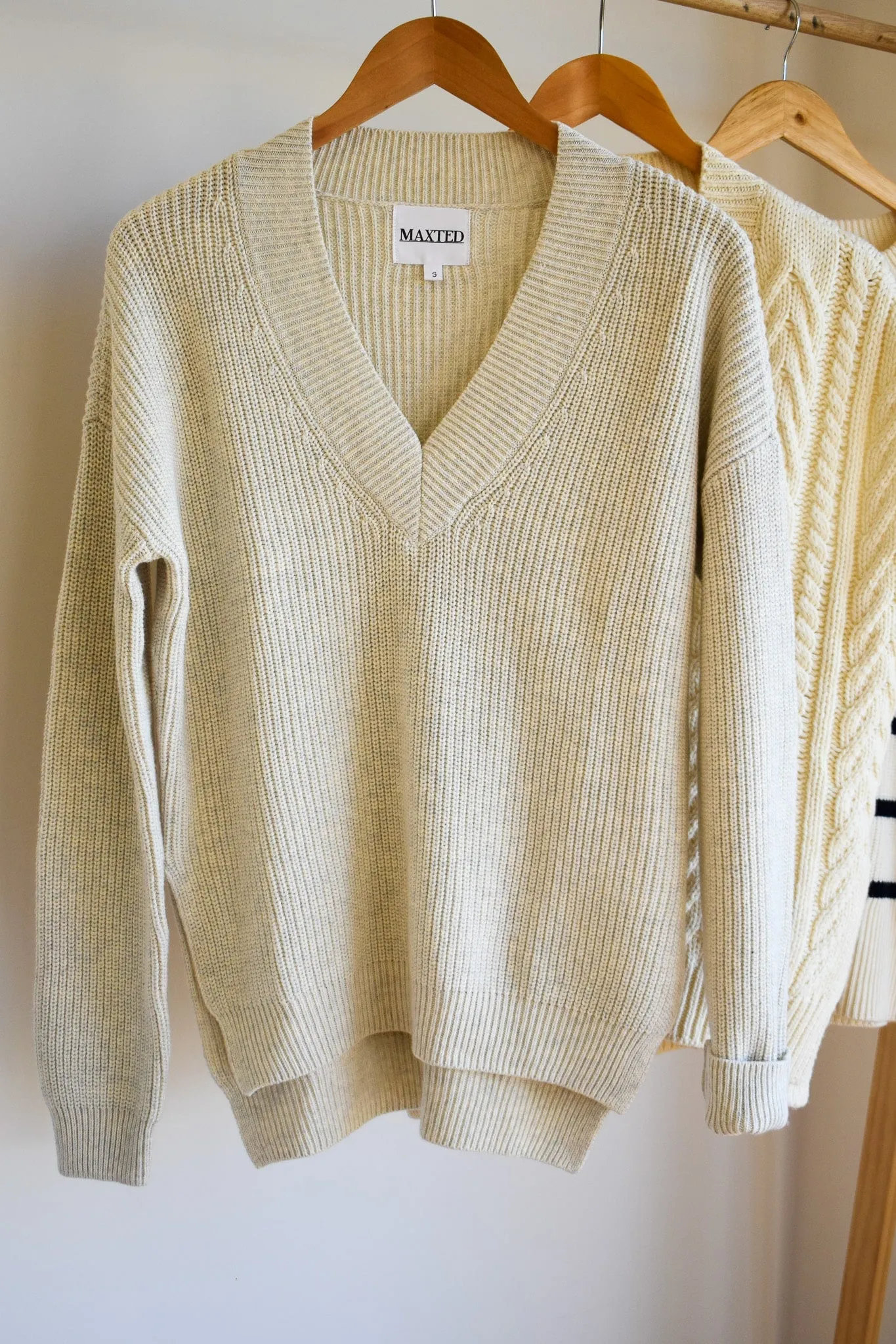 Pebble Twist V-neck Ribbed Pullover